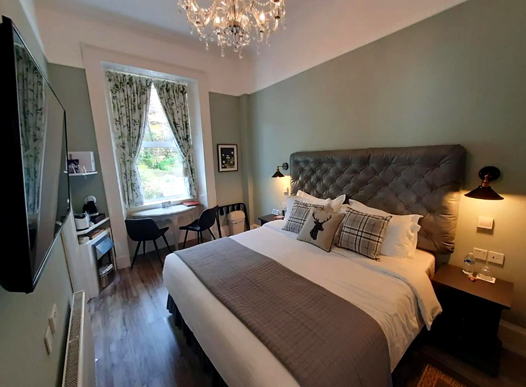 Double room at Highlander House with a wall-mounted TV, coffee machine and window seat