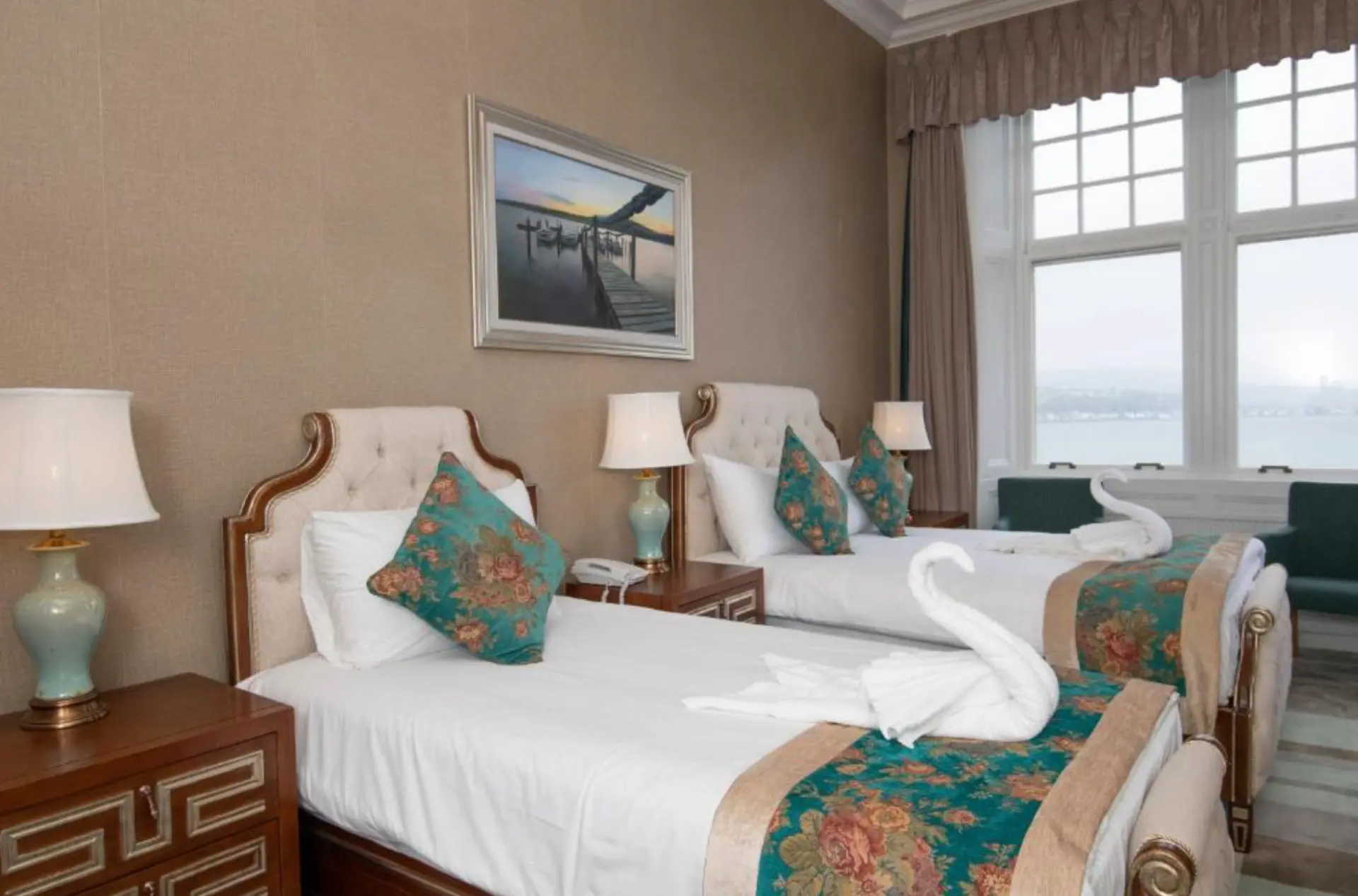 A twin room at The Glenburn Hotel with two single beds